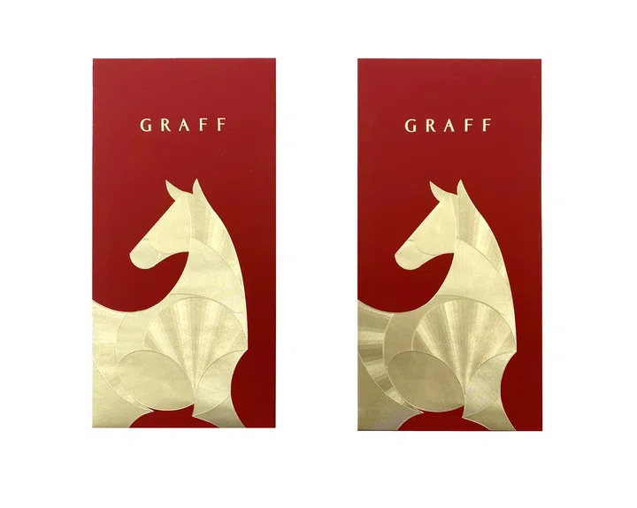 Graff 2026马年红包封设计展示，红包封整体采用经典红色底色，搭配金色压印马匹图案，呈现简约而高雅的视觉效果。中央马匹以几何切面与弧形线条构成，展现立体感与光影层次，呼应 Graff 作为高级珠宝品牌对切割与工艺的讲究。马匹姿态优雅沉稳，象征力量与尊贵气质。上方印有“GRAFF”金色品牌字样，整体设计融合现代几何美学与马年主题，呈现精致且具有收藏价值的新年红包封。2026马年红包封盘点：今年的新年红包设计，你最喜欢哪一个？