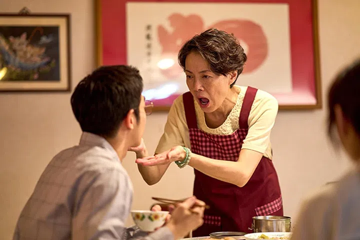 你能想象，当你已经结婚，还看到你的婆婆在喂她的宝贝儿子（你的老公）吃饭……这画面“太美”，不敢想象。（图：NETFLIX提供）