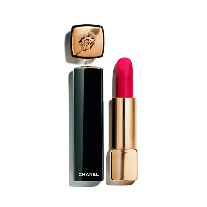 狮子座的香奈儿女士，对于狮子的喜爱毫不保留，不论是时尚单品或是她本人的寓所，处处可见以狮子为灵感的设计。近来品牌更将这一标志性元素融入Rouge Allure Velvet限量唇膏中，每一支也都展现了狮子独有的特性。像这一支CHANEL Rouge Allure Velvet Le Lion #257 Rouge Triomphal，大胆亮眼的冷调唇膏，用来肯定叫你拥有狮子一般的霸气。