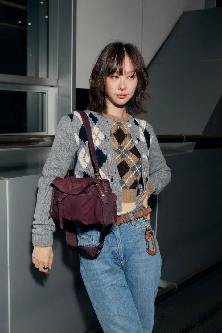 泰星Toey Jarinporn携带Prada Explore medium suede shoulder bag with flap肩袋 时装周机场造型