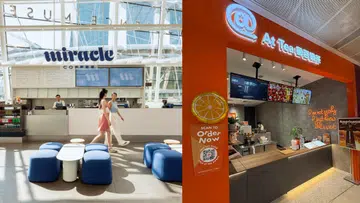 新加坡两家明星品牌门店对比图：左侧为林俊杰创立的 Miracle Coffee 咖啡店，位于星耀樟宜，空间宽敞明亮，大片落地玻璃引入自然光，白色吧台搭配蓝色圆形座椅，整体设计简约时尚，顾客正在店内走动；右侧为萧敬腾创立的 At Tea 署茗职茶门店，橙色主调视觉鲜明，柜台上方设有电子菜单与点单屏幕，店内装饰现代，展示水果元素与饮品海报，营造年轻活泼的手摇饮氛围。