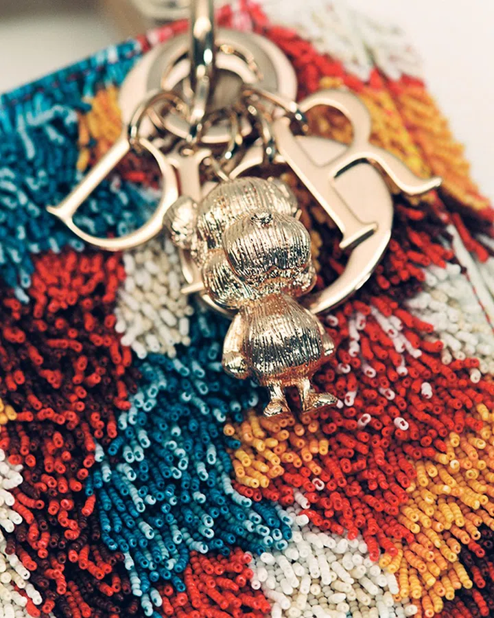 禹国元在Lady Dior经典字母吊饰上添加吉祥物（图：Dior）