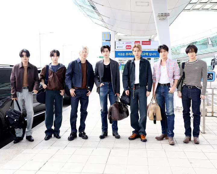 韩团ENHYPHEN（其中朴成勋和朴综星携带Prada Saffiano leather travel bag棕色及焦糖色款） 时装周机场造型