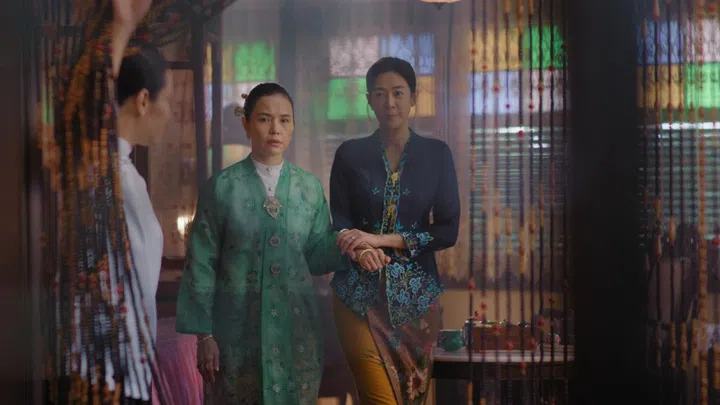 阿姐郑惠玉的绿色戏服，也与戏名“翡翠山"相呼应。不过华服虽美，却是非常非常热，一点也不透气，阿姐偷偷告诉《女友》，原来她准备了小电扇，藏在服装里散热，还把这个妙法分享给其他剧中演员，大家一起团购。（图：Mediacorp提供）