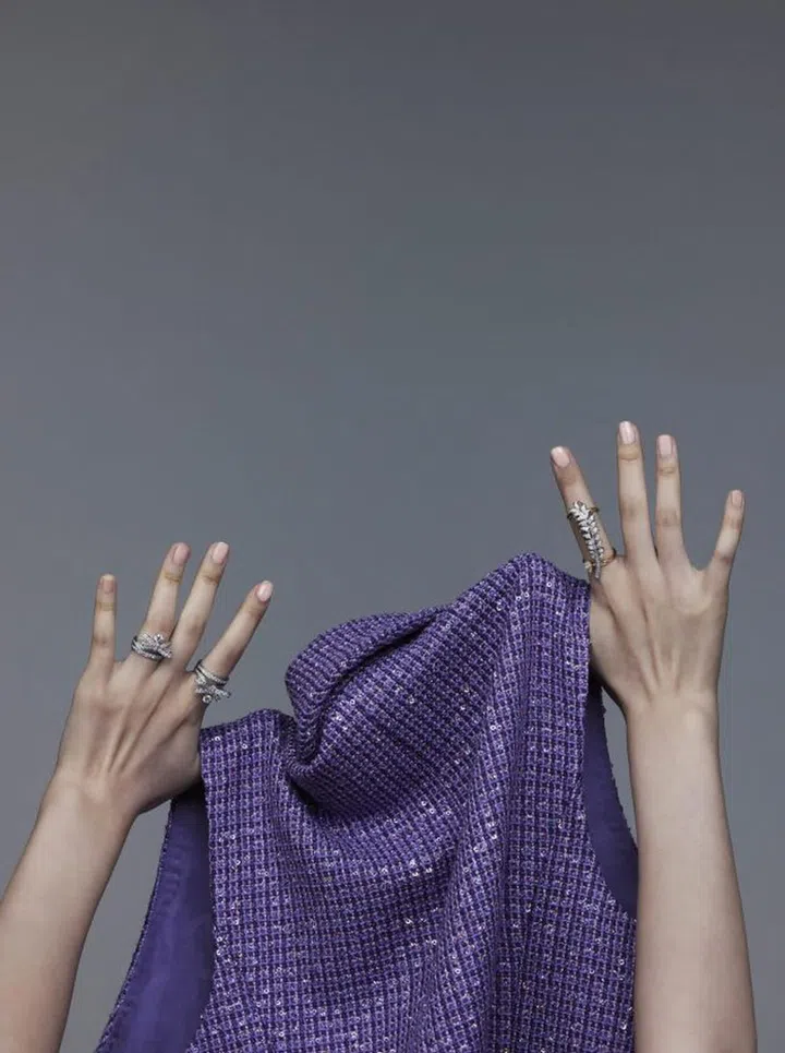 (From left) CHANEL Ruban镶钻18K白金戒指、Plume de Chanel镶钻18K白金及黄金戒指、亮片缀饰花呢背心