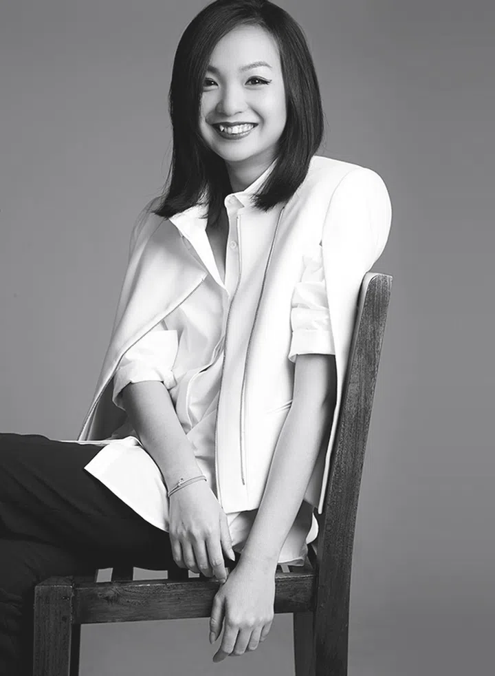 Banana Republic棉质衬衫、金属手镯，BCBG Max Ariza棉质外套，Topshop聚酯纤维长裤