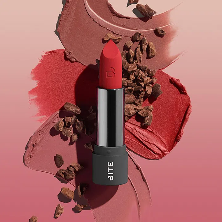 近来刚进驻本地Sephora的BITE BEAUTY，主打纯净、素食和不经动物实验，用起来绝对叫人安心不少。采用超级食物如可可油等天然成分，能够即时滋润干燥的双唇。值得一提的是，唇膏的名字也以sesame(芝麻)、pomelo(柚子)、Fig(无花果)等天然食材命名，相当有趣。20款不同的色调任你挑选。