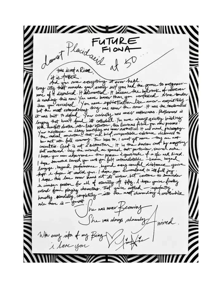 一张以黑白波浪纹背景衬托的英文 handwritten 信件照片，信纸上方写着“Future Fiona at 50”，内容为谢宛谕写给未来自己的长篇文字，字迹潇洒且充满个人情感。整封信以黑色墨水书写，内容围绕时间、人生、爱与自我探索展开，底部附有 Fiona 的签名与“I love you”字句，整体画面带有浓厚的个人日记与艺术创作氛围。