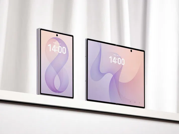 Samsung Galaxy Z Fold8产品展示图，左侧为折叠状态，右侧为展开状态，两台手机并排放置于白色展示台上。折叠状态下，外屏显示淡紫色与粉橘色渐层数字“8”主题桌布，画面中央显示时间14:00，可见更窄边框设计及置中的前置镜头开孔，机身侧面展现轻薄机身轮廓。右侧展开后的Galaxy Z Fold8则展示约8英寸的大尺寸内屏，同样采用淡紫色与粉橘色渐层桌布，画面中央显示时间14:00，宽阔屏幕突显折叠手机展开后的平板式视觉体验。整体背景采用柔和白色布幔与自然光线，营造简约、现代的产品质感，凸显Galaxy Z Fold8轻薄设计、大尺寸折叠屏幕及沉浸式显示效果。
