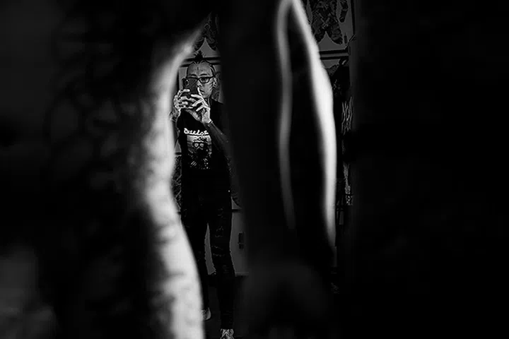 摄影展《Art‘R’Us》中 纹身师Shane Tan的 幕后照