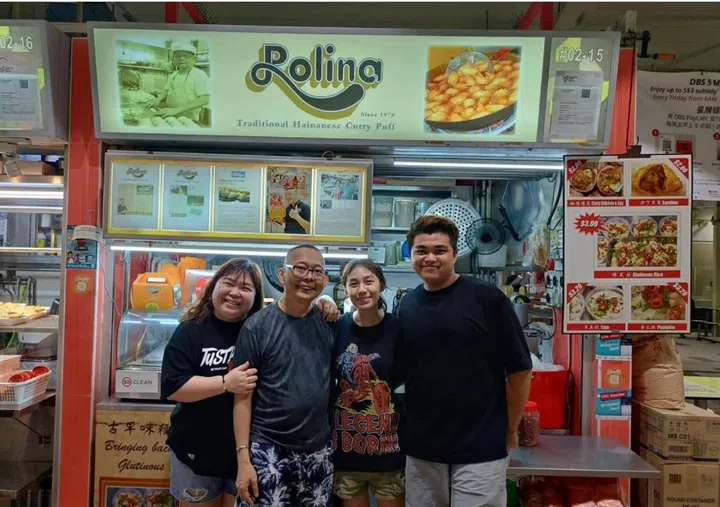 Jolene在爷爷与爸爸（左二）离世后，与丈夫关𣲗𬬭（右一）一起守住Rolina curry puff的秘方。（图：受访者提供）