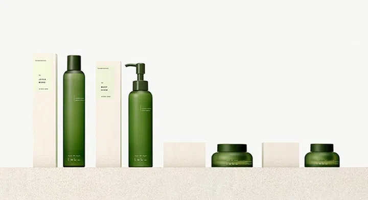 MTM LABO原名为MTM SKINCARE，近来品牌欢庆30周年之际，在日本设计师原研哉先生(MUJI的艺术总监)的引领下，以焕新的形象重新出发。全新系列大走日式的极简风，从商标、平面广告、包装、专店、网站等，都给人焕然一新的感觉。但唯一不变的就是品牌依旧以“量肤定制”为基础，让你从原液库中挑选适合的草本精华调配至护肤品中。主打的Fundamentals基础系列以保湿为主，当中包括面膜、眼膜、洁面乳、保湿霜、精华、爽肤水几款产品，加上墨绿色的高雅瓶身，肯定也能提升使用感。