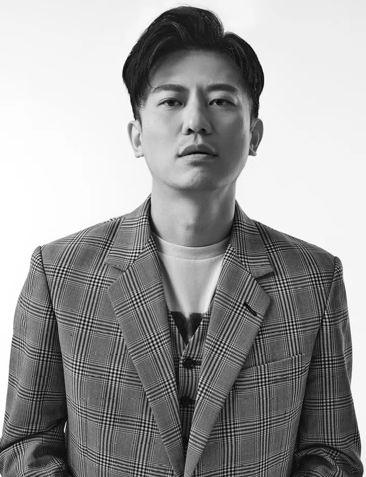 镜头外的Pornsak,其实更像一个内向者，喜欢一个人待着，享受自己的”孤独时光“。COACH T-shirt $215 、马甲外套 (POA)及西装外套$795。（图：《女友》拍摄）