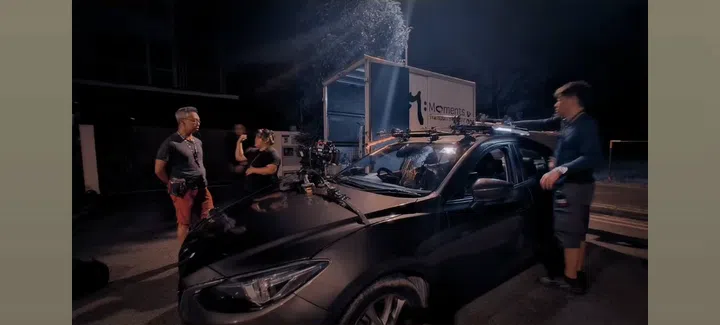 Alaric Tay 执导的短片《Drive Safe》拍摄现场，Jolinna在开拍前架设车载摄影装置。