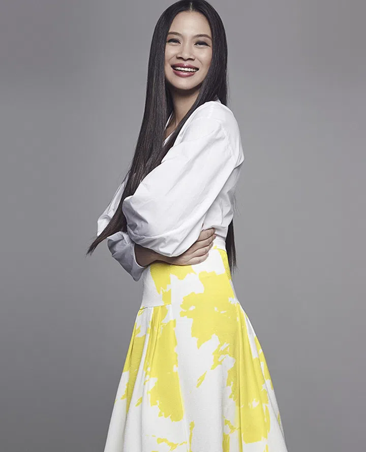 Tjin穿Carolina Herrera棉质衬衫、丝质长裙