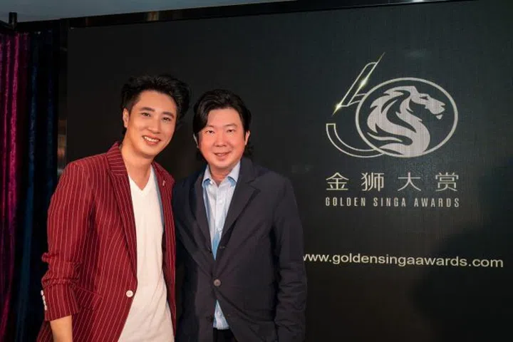 左：午言媒体（NoonTalk Media）执行长、金狮大赏筹委会主席许振荣（Dasmond Koh）；右：瑞丰财富管理私人有限公司（RuiFeng Wealth Management Pte Ltd）名誉主席黄、“金狮大赏”投资人黄泽铭（Ng Tse Meng）（图：NoonTalk Media）