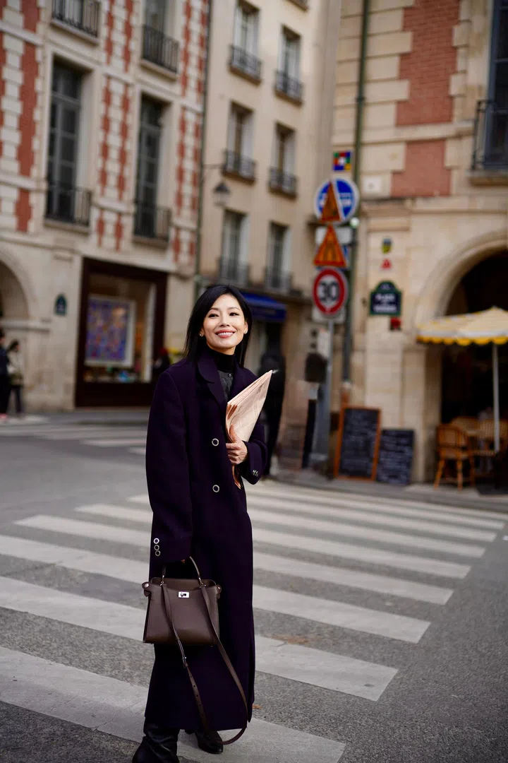 欧菁仙在巴黎街头，走出随性自在的步伐