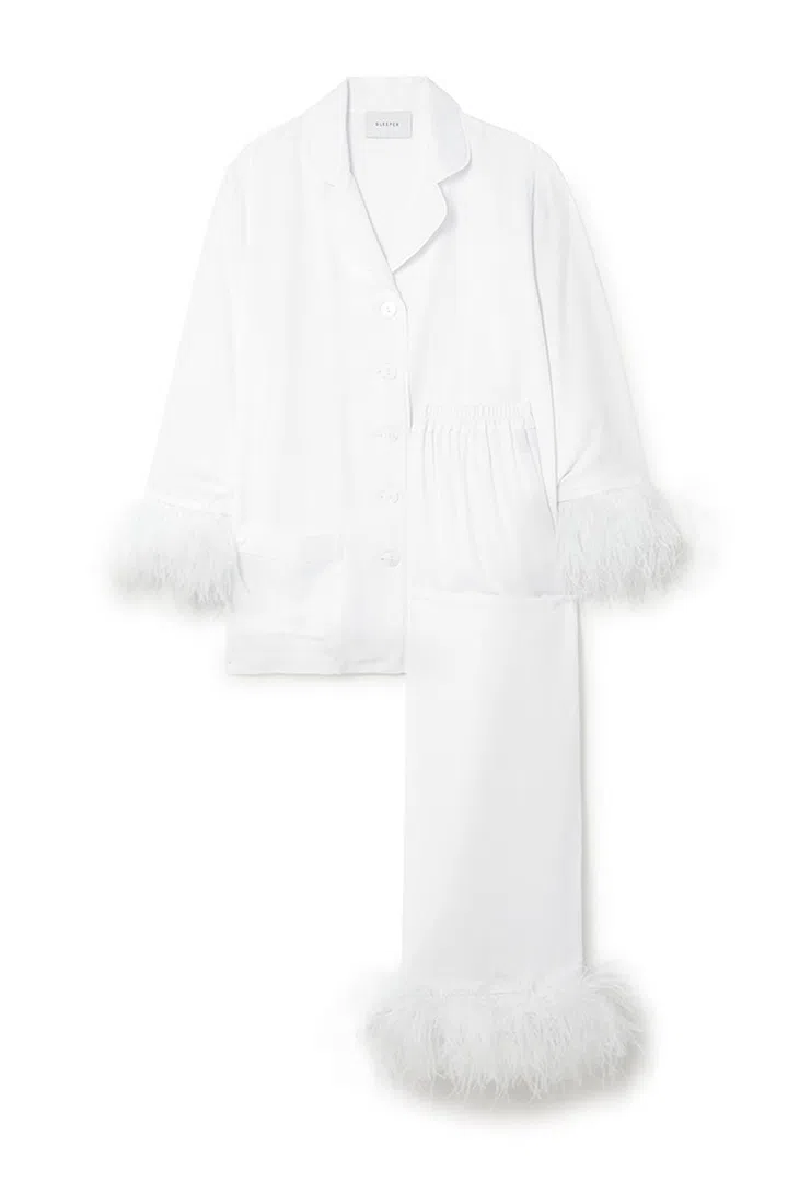 Party pajamas are made of 100% Oeko Tex 100 viscose and the bottom of the pants are adorned with color-matching detachable ostrich feather trimmings. The shirt has two patch pockets and a 5-button closure. The belt of the pants is made from a soft elastic band. The feathers can be easily detached, which makes caring for the piece easier and allows additional styling choices.