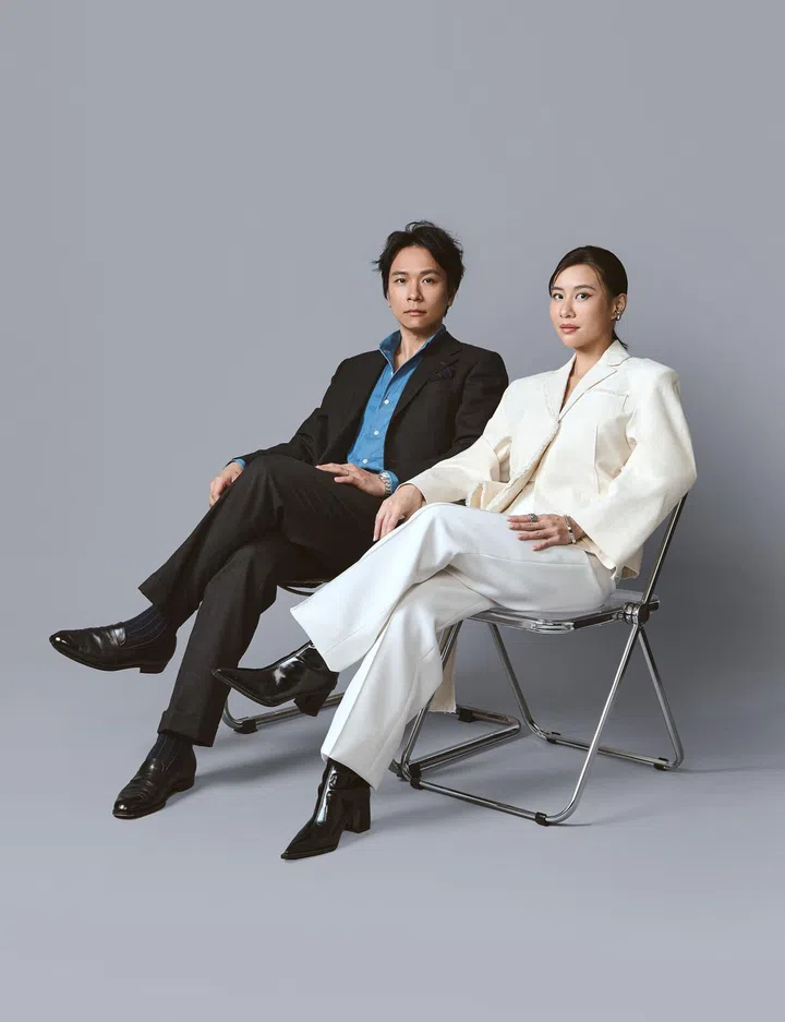 （左起）John Chung 与 Salina Chai，人物专属服饰（图：《女友》拍摄）