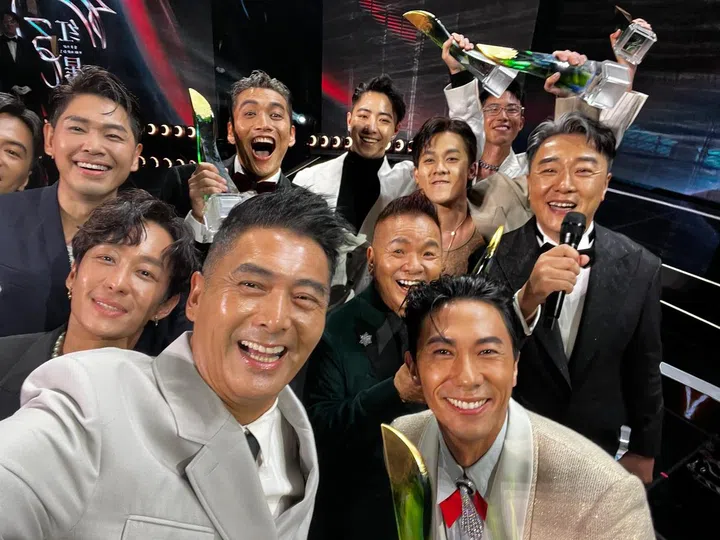周润发与2025红星大奖十大最受欢迎男艺人合影（图：Mediacorp提供）