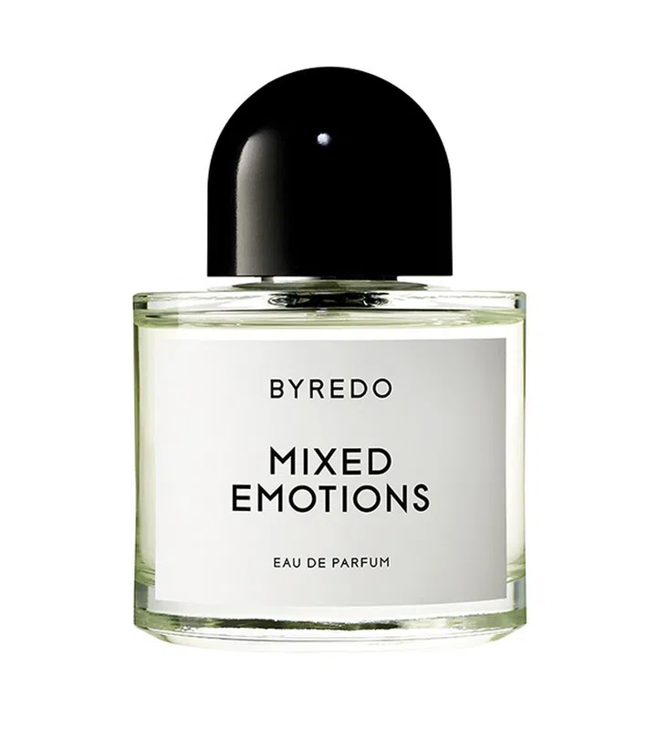 不久前才推出美妆线的Byredo，这回再次带来全新香氛。名字Mixed Emotions听来就叫人五味杂陈，广告大片中甚至还利用破碎的香氛瓶身为拍摄，完美表达情感的复杂。前调是黑醋栗、马黛茶，中调则是锡兰红茶和紫罗兰叶，最后再搭配桦木和纸莎草，是款令人回味无穷的温暖香调。