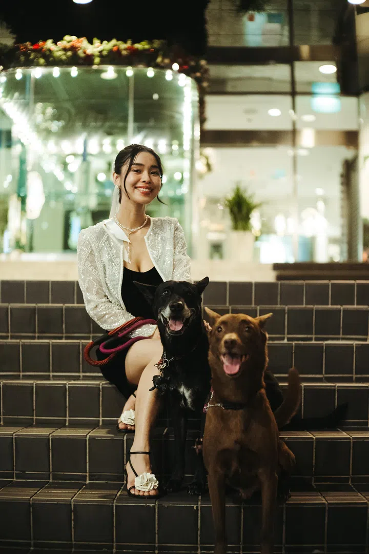 怀孕后，爱犬已经升级成了梁嘉靖（JJ Neo）的“贴身保镖”