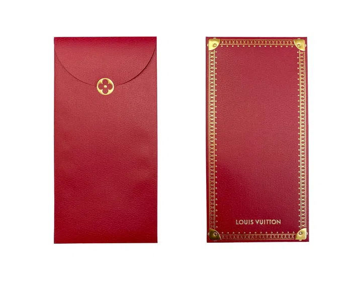 Louis Vuitton 2026马年红包封正反面设计展示，红包封整体采用深红色调，并呈现细腻的皮革纹理效果，营造出高级与质感兼具的视觉印象。正面设计简约优雅，以翻盖信封造型呈现，中央饰有圆形金色装饰扣，呼应品牌经典元素，同时增添立体感与精致细节。背面则以金色铆钉与边框图案构成类似行李箱的设计灵感，四角以金色装饰强化结构感，象征Louis Vuitton标志性的旅行文化与工艺传统，下方印有“Louis Vuitton”品牌标志，展现品牌辨识度。整体设计以经典旅行元素为核心，融合节庆红色与金色细节，在低调中呈现奢华质感与品牌传承。2026马年红包封盘点：今年的新年红包设计，你最喜欢哪一个？