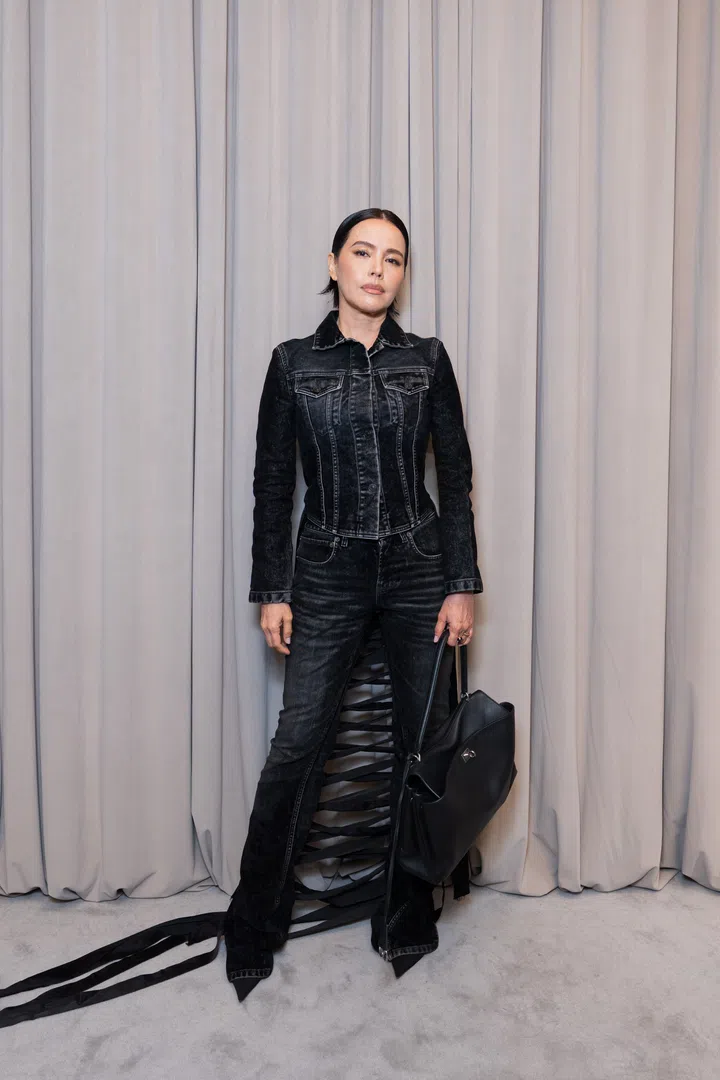 郑惠玉背Balenciaga Rodeo中型手袋