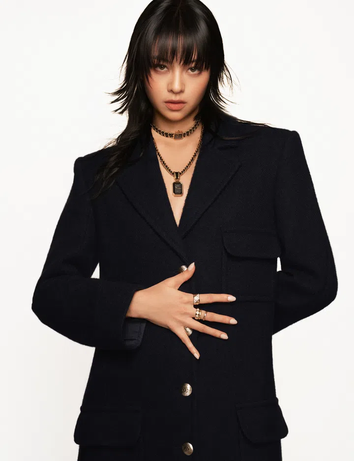 香港新生代艺人卢慧敏身穿黑色西装外套，颈间佩戴金链项链与吊坠，手上叠戴多枚戒指，目光坚定直视镜头，展现自信与优雅兼具的气场。卢慧敏封面人物专访。