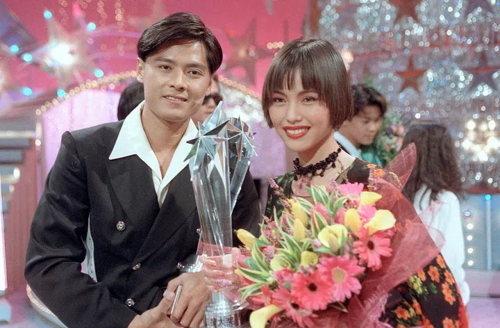 （左起） 李南星与郑惠玉荣获“最受欢迎男演员奖”和“最受欢迎女演员奖”，手握第一款经典设计奖座（图： The Straits Times © SPH Media Limited）