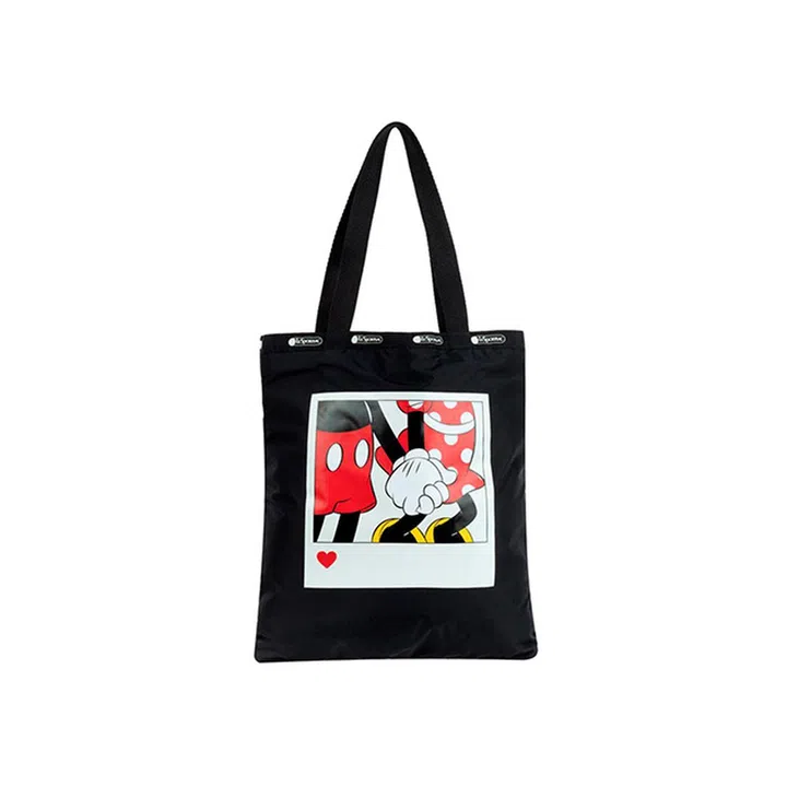 米奇与米妮牵手的设计，是不是很sweet? 包里还有内袋方便放置小样的物品，轻便又时尚！