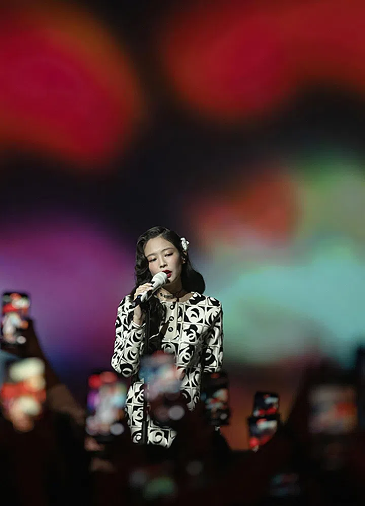 Jennie在after-party上给了大家一场惊喜演出