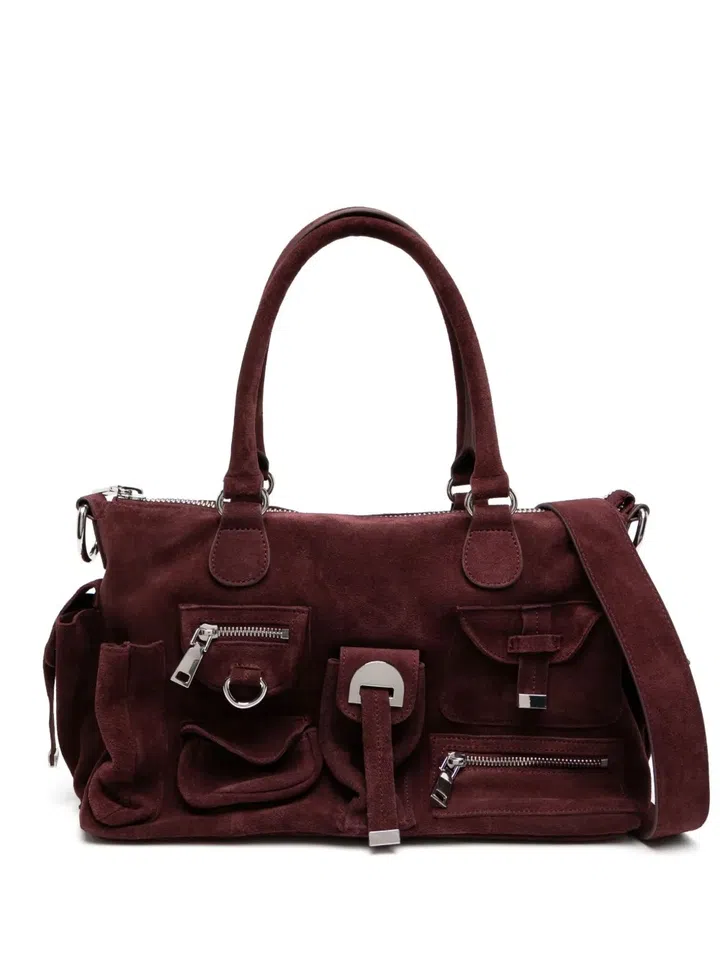 Cynthia Rowley麂皮 cargo pocket shoulder bag，正面带多个翻盖与拉链口袋，配有双手柄与可调节肩带