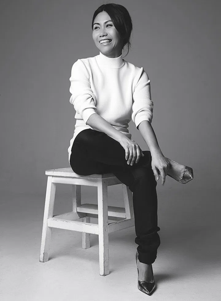 H&M棉质套衫、聚酯纤维长裤，造型师专属高跟鞋