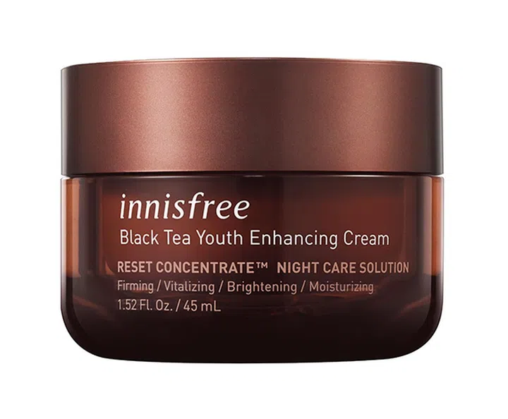 众所周知，红茶是天然的抗氧化剂。Innisfree运用济州岛的天然红茶并将它融入Black Tea YouthEnhancing Cream滋润霜中。除了深层的保湿效力，还能够达到紧致和亮白的效果。