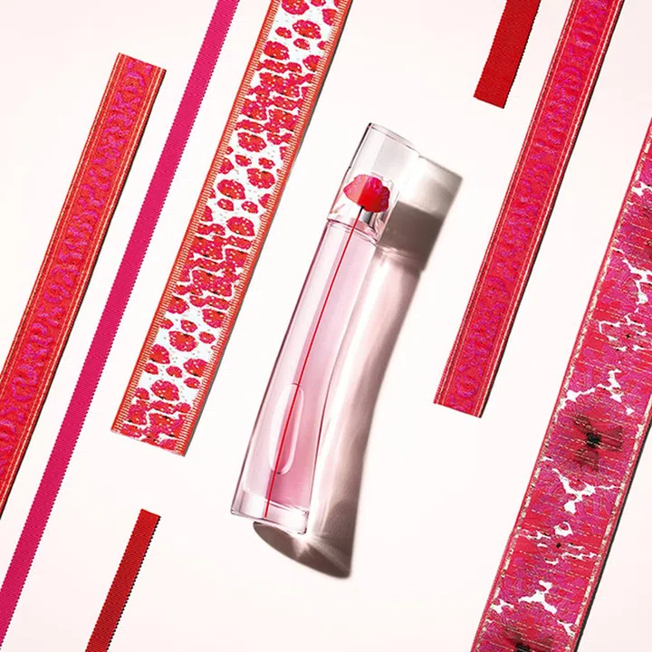 来临的情人节，FLOWERBYKENZO Poppy Bouquet Eau de Parfum Florale in Couture Limited Edition香氛加入了好玩有趣的元素——Kenzo蝴蝶结。其灵感来自缠日本和服上的蝴蝶结，你可以喷洒一点香氛在蝴蝶结上，约会时把它绑在头发或手腕，让全身上下都能沾染这股迷人的花香气。
