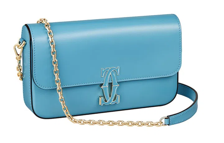 最新推出的链条版本：CARTIER Double C de Cartier迷你型皮革链袋 $3,650