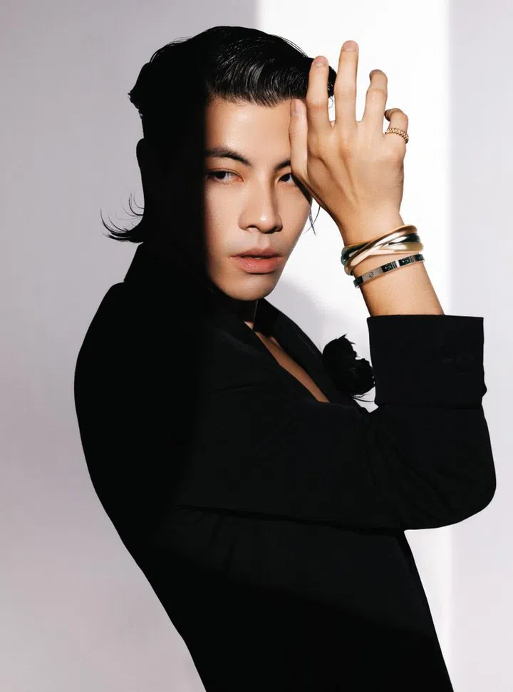 Givenchy羊毛及丝缎西装外套；Cartier Trinity白金、黄金和玫瑰金超大型手镯，LOVE白金手镯,Clash de Cartier镶钻玫瑰金戒指