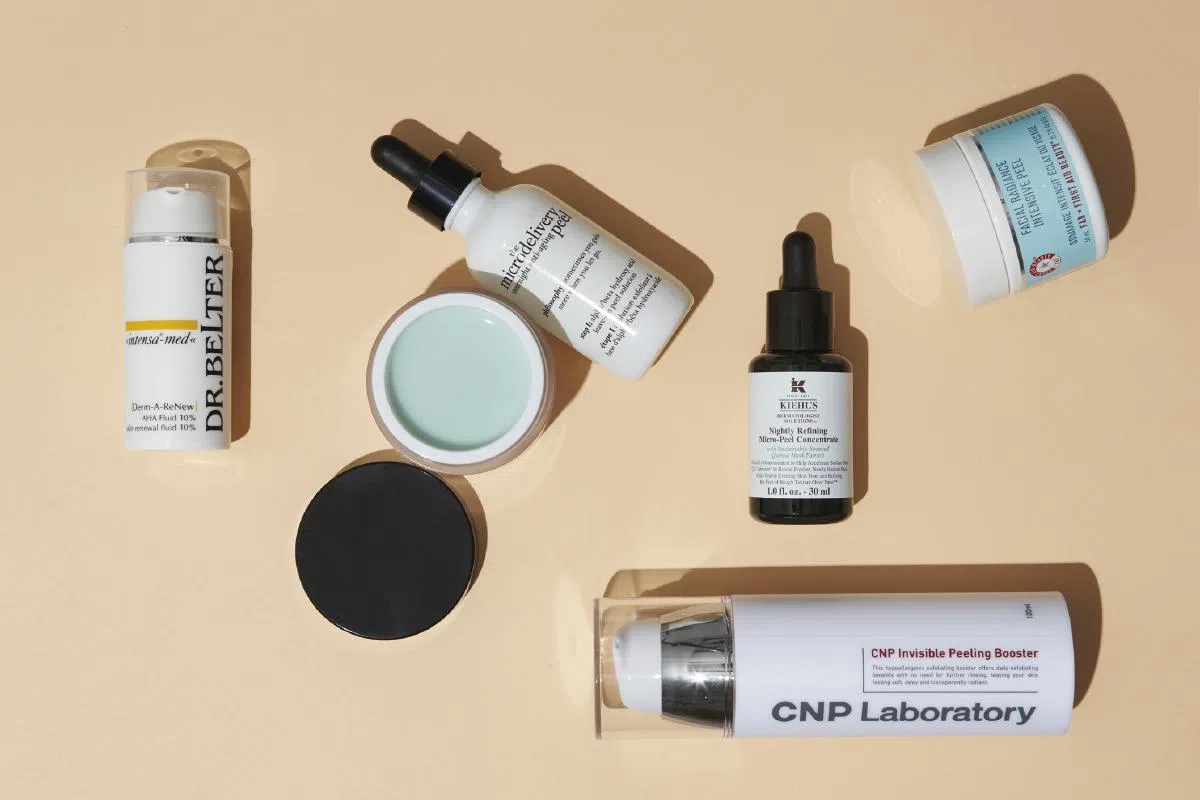 左起：Dr.Belter Cosmetic(Derm-A-ReNew) Skin Renewal Oleo Serum 10%精华 $108；Philosophy The Microdelivery Overnight Anti-aging Peel焕肤组合  $129；Kiehl's Nightly Refining Micro-Peel Concentrate精华 $99；CNP Laboratory Invisible Peeling Booster精华 $48.90；First Aid Beauty Facial Radiance Intensive Peel精华 $84