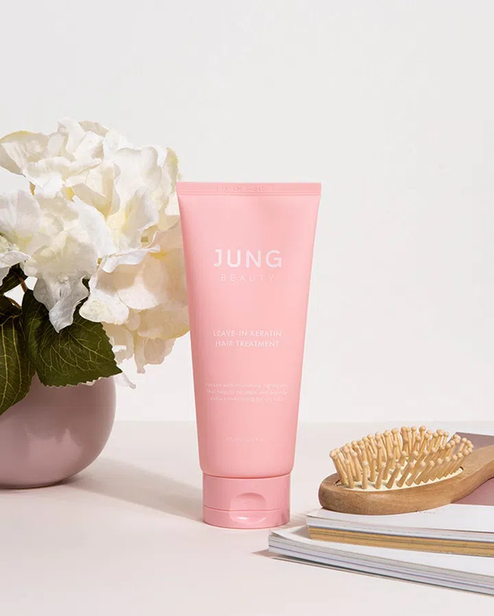 美容网站Ksisters创办人Lee Jungmin推出的护发品牌JUNG BEAUTY，首款产品2 Step Steaming Hair Spa在面市后一个星期就狂售5000盒！它主打犹如发廊专业级的护发疗程效果，重塑丝滑柔亮的健康秀发。这款畅销品近来推出全新的管状包装，其成分蕴含水解角蛋白、黄金、椰子油和蚕丝氨基酸等，有助修护和强韧断裂的发丝，通过蛋白质养分，提供秀发持久保湿力，改善干枯毛躁。水解角蛋白成分则能帮助修护因过度做造型受热、频繁染烫、长时间曝露于日晒下而受损的脆弱发丝。