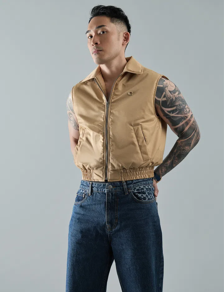 Coach 外套$350，牛仔裤 (POA)（图：《女友》拍摄）