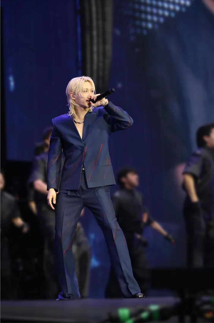 Felix在Stray Kids《dominATE》世界巡演穿穿Louis Vuitton定制造型