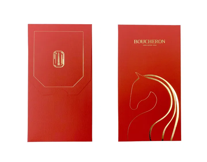 Boucheron 2026马年红包封正反面设计展示，红包封整体采用经典红色底色，搭配精致金色压印细节，呈现简约而优雅的视觉风格。正面为信封式设计，中央印有品牌标志性八角形徽章图案，灵感源自品牌巴黎芳登广场旗舰店建筑元素，展现品牌历史与经典象征。背面则以流畅的金色线条勾勒出马匹侧面轮廓，线条简洁优雅，象征马年的力量与优雅气质。上方印有“BOUCHERON PARIS DEPUIS 1858”金色品牌字样，整体设计融合品牌经典元素与农历新年主题，呈现精致且富有收藏价值的新年红包封。2026马年红包封盘点：今年的新年红包设计，你最喜欢哪一个？