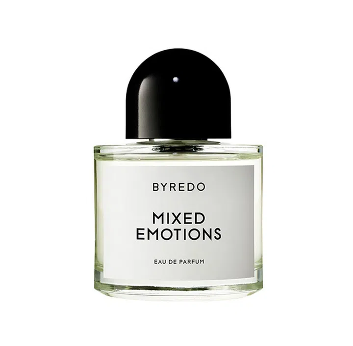 不久前才推出美妆线的Byredo，这回再次带来新香氛（耶！）名字Mixed Emotions就叫人五味杂陈，广告大片中甚至还利用破碎的香氛瓶身为拍摄，完美表达情感的复杂。前调是黑醋栗、马黛茶，中调则是锡兰红茶和紫罗兰叶，最后再搭配桦木和纸莎草，是款令人回味无穷的温暖香调。