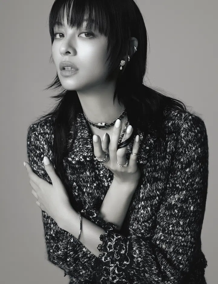 香港新生代艺人卢慧敏身穿深色针织外套，佩戴层叠项链与戒指，以黑白质感呈现优雅神秘的气息，眼神坚定，散发冷静自信的魅力。卢慧敏封面人物专访。