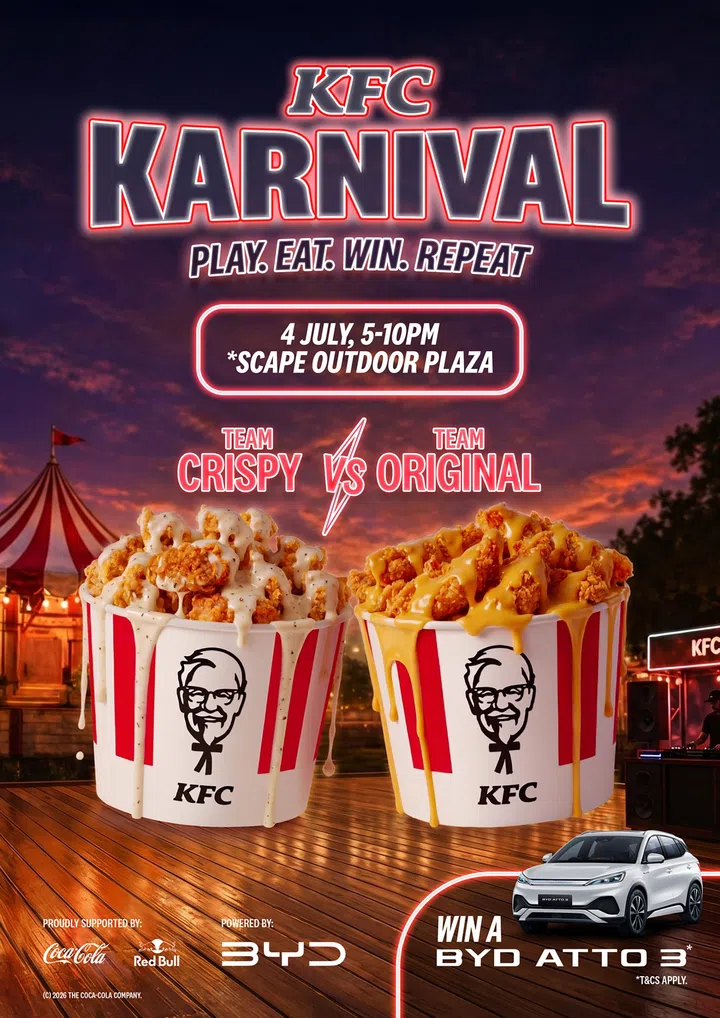KFC Karnival Showdown活动宣传海报，以嘉年华夜晚为背景，展示两桶分别代表“Team Crispy”和“Team Original”的KFC炸鸡。海报标示活动将于7月4日下午5时至晚上10时在*SCAPE Outdoor Plaza举行，并以“Play. Eat. Win. Repeat.”为主题。右下角展示BYD Atto 3大奖车款，现场参与者有机会赢取汽车，海报下方亦展示Coca-Cola、Red Bull及BYD等合作伙伴标志。
