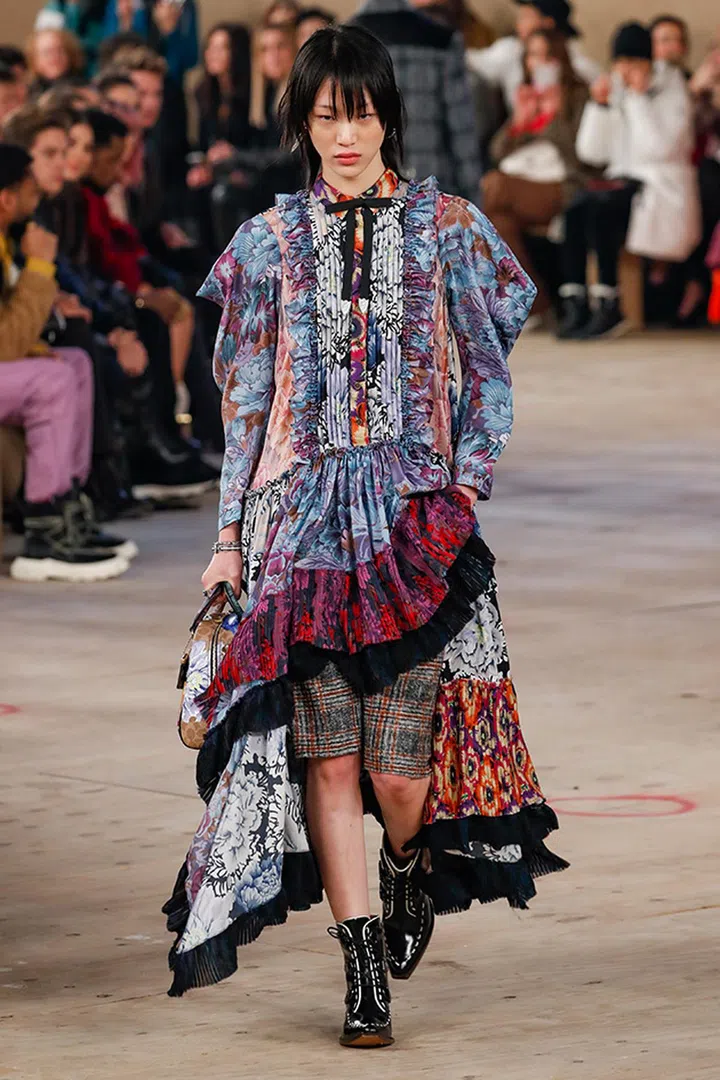 COACH 2019年秋冬将美国织品艺术家Kaffe Fassett 1960年代迷幻花卉化作时装印花（图 Showbit.com）