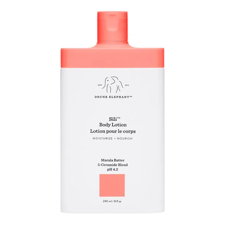 以纯净成分闻名的Drunk Elephant，即便是身体乳液中的成分也不马虎：植物油脂、角鲨烷、氨基酸、5种具修复效用的神经酰胺等，可为身体肌肤持水和补充水分；β胡萝卜素，卡卡杜李子，芒果和香蕉果肉等蔬果成分，更是能对抗自由基，改善干燥、暗沉、不适的肌肤。