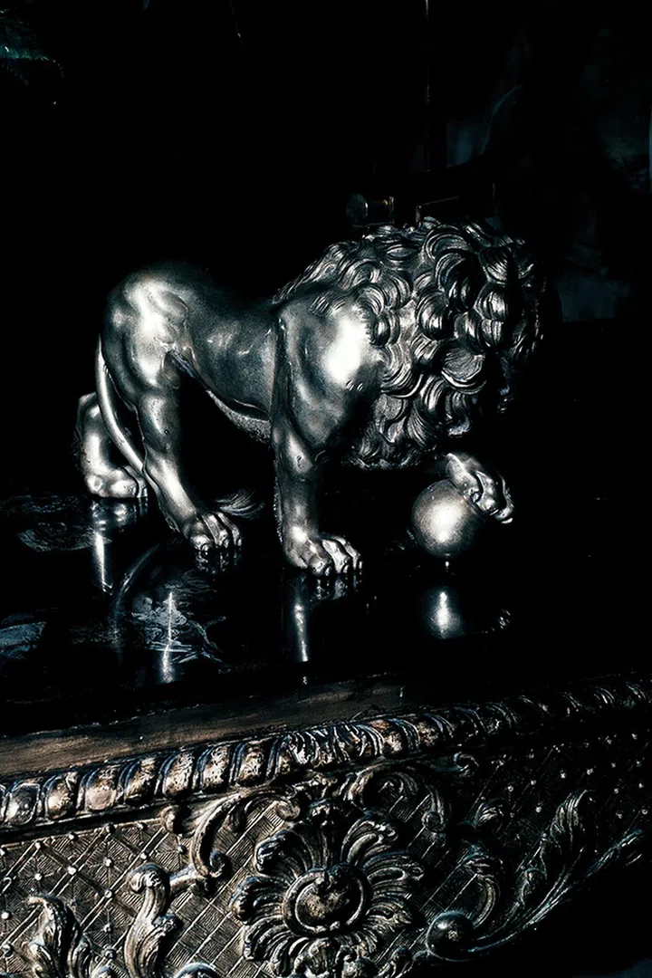 Gabrielle Chanel‘s apartment lion