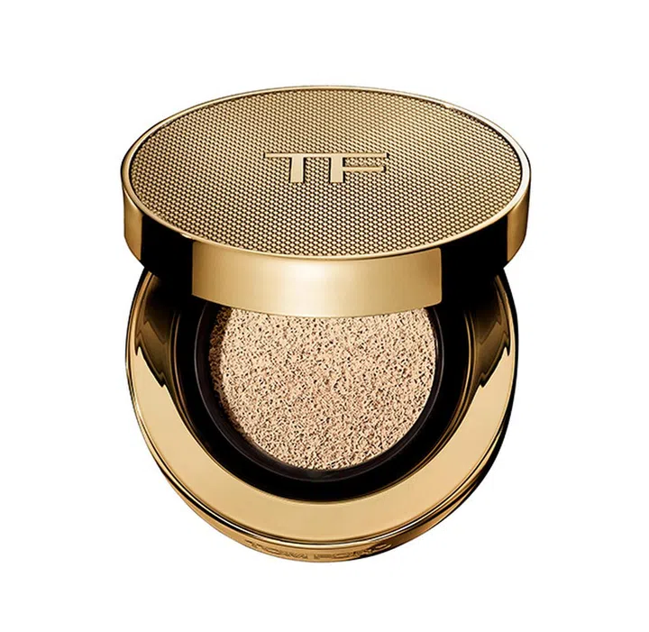 还有什么颜色比金色更显贵气？这款全金色的气垫粉底包装， 完全符合品牌一贯的奢华风格，中度至高度的覆盖力，轻易“拍”出自然又透亮的妆感。